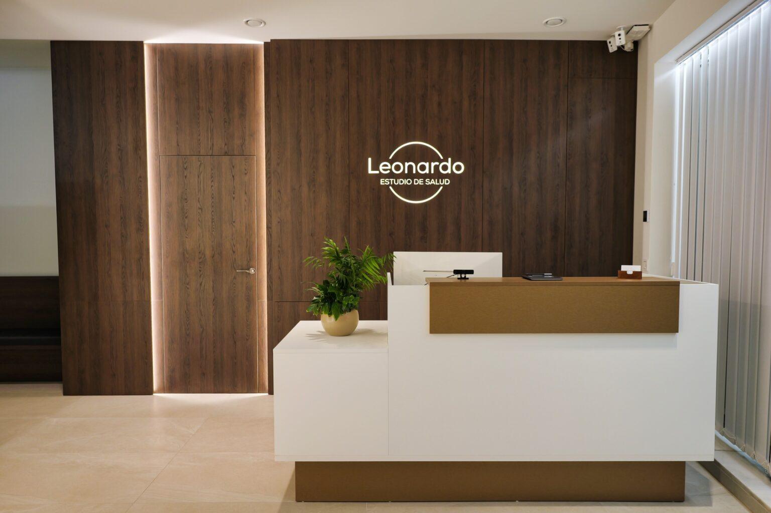 Recepción de Leonardo Estudio de Salud, con madera, luz natural y el logotipo del centro