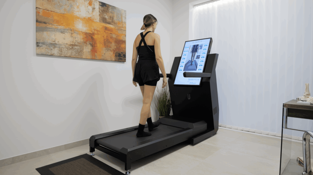 Paciente realizando un estudio biomecánico de la pisada sobre una cinta de correr con el sistema avanzado Dynexus.