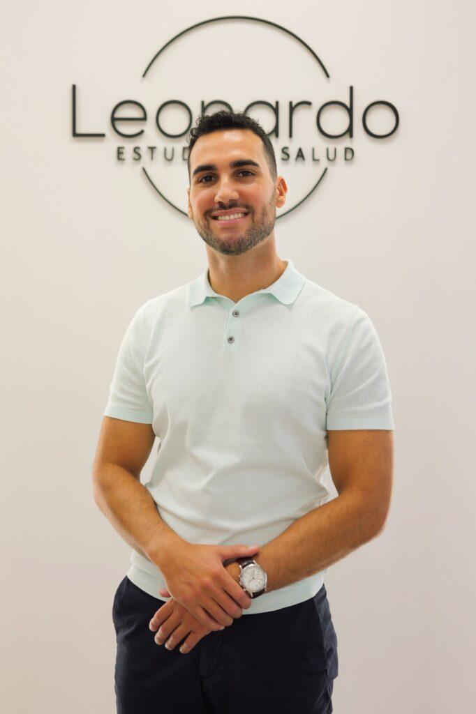 Retrato del fisioterapeuta y director de Leonardo Estudio de Salud frente al logotipo de la clínica.