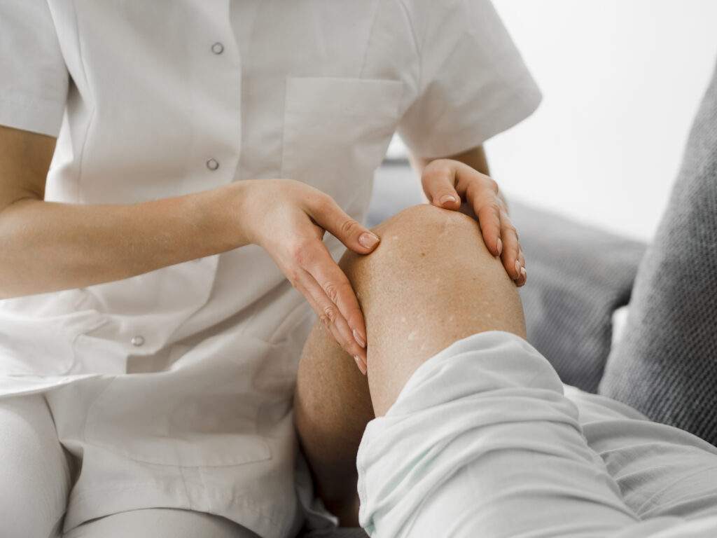 Infiltración ecoguiada en rodilla con sonda de ecógrafo en clínica de Alcalá la Real