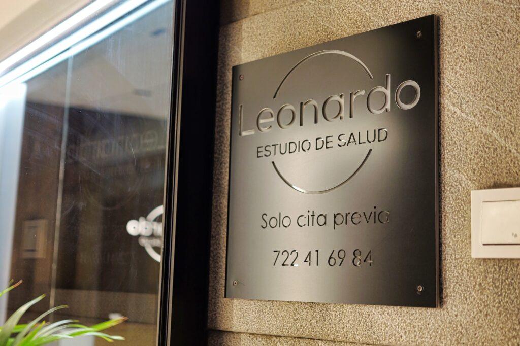 Placa de contacto de Leonardo Estudio de Salud con el texto 'Solo cita previa' y el número de teléfono 722 41 69 84.